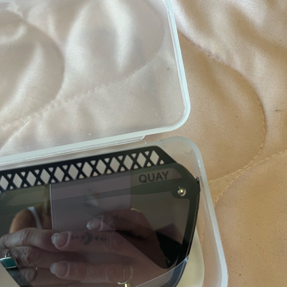 Quay Sunglasses - Picture 3 of 3